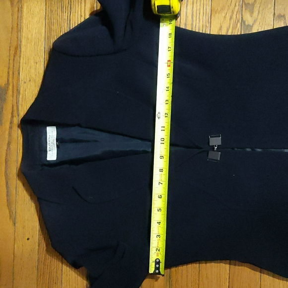 Tahari, 8P, Navy blue blazer, metal closure - Picture 6 of 6